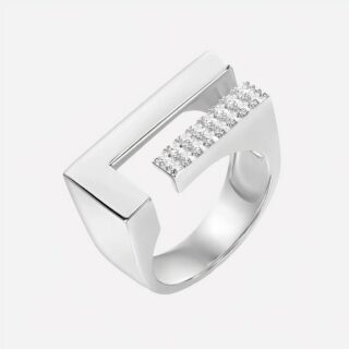 Bague argentée sur fond blanc.