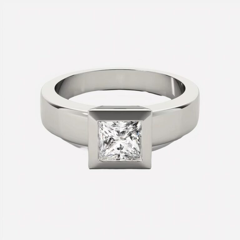 Bague argentée carrée sur fond blanc.
