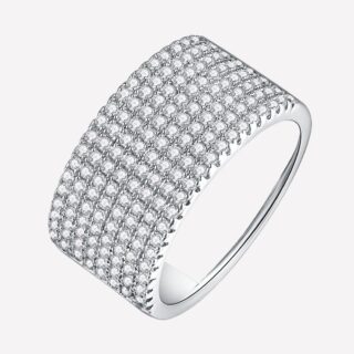 Bague argentée large sur fond blanc.