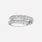 Bague argentée sur fond blanc.