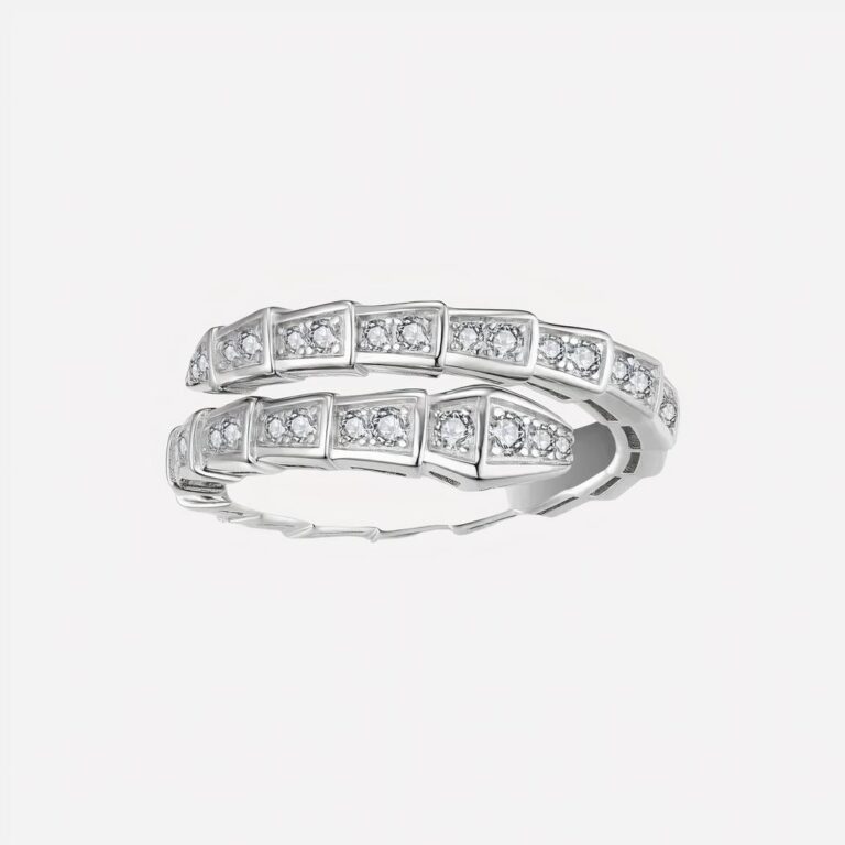 Bague de pouce forme de serpent pour femme Bague argentée sur fond blanc.