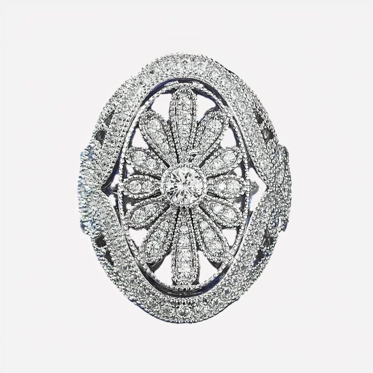 Bague de pouce large avec fleur pour femme Bague argentée avec une fleur sur fond blanc.