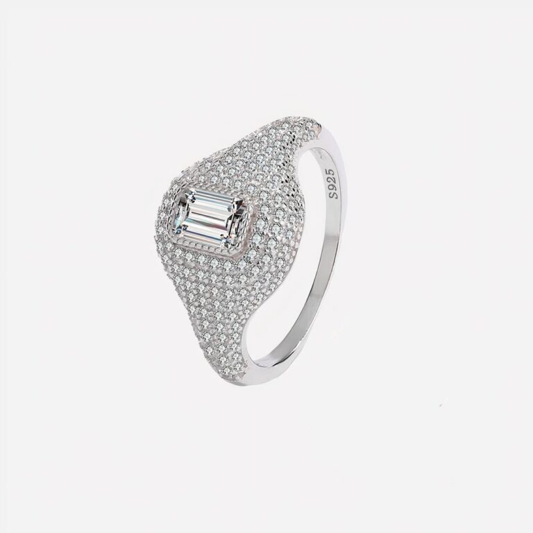Photo d'une bague en argent sterling et zirconiums avec pierre centrale rectangulaire, le tout sur fond gris clair