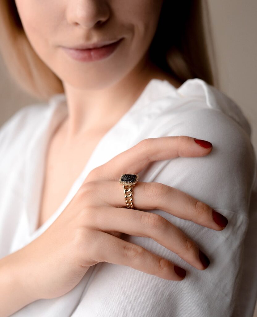 Accueil Accueil beautiful woman with gold jewelry min