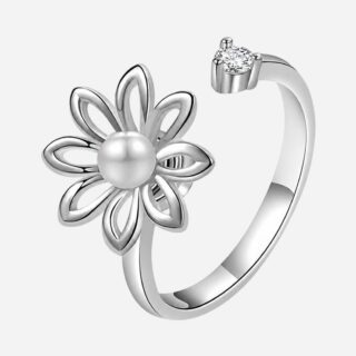 Une bague anti stress fleur rotative pour femme en métal argenté, avec une grande fleur et une perle au centre, sur fond blanc.